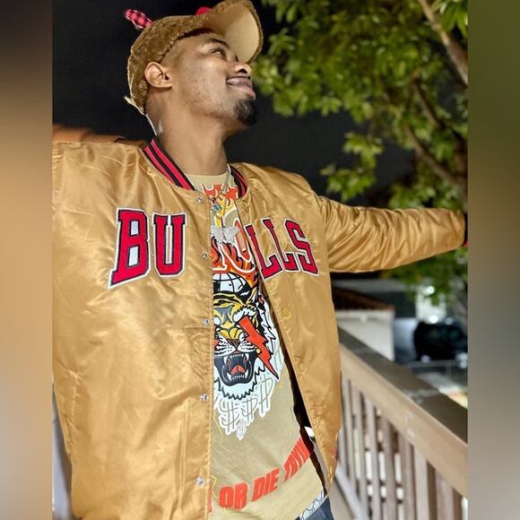 NWTNBAChicago Bulls Smokers Club JacketTan/RedLarge